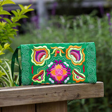 Load image into Gallery viewer, porte-monnaie vintage ethnique brodé à la main bracelet