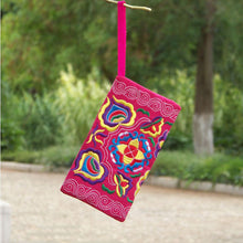 Load image into Gallery viewer, porte-monnaie vintage ethnique brodé à la main bracelet